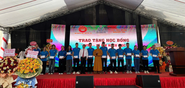 Thượng tọa Thích Minh Thuận trao học bổng cho sinh viên