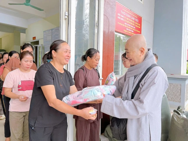 Ni trưởng Thích nữ Diệu Ngộ trao quà đến người dân TP.Lào Cai Ni trưởng Thích nữ Diệu Ngộ trao quà đến người dân TP.Lào Cai