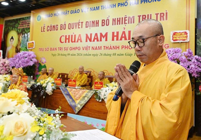 Thượng tọa Thích Bản Điền đọc quyết định bổ nhiệm trụ trì chùa Nam Hải đến Hòa thượng Thích Quảng Tùng
