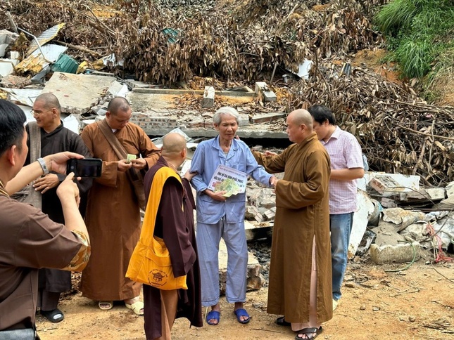Đoàn thăm hỏi và trao quà đến bà con TP.Yên Bái bị ảnh hưởng sau cơn bão lũ Đoàn thăm hỏi và trao quà đến bà con TP.Yên Bái bị ảnh hưởng sau cơn bão lũ