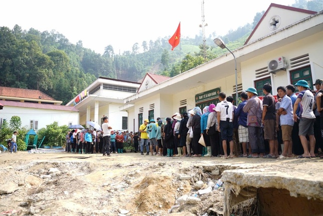 Bà con H.Bắc Hà đến nhận quà của đoàn từ thiện chùa Tường Nguyên, Q.4 Bà con H.Bắc Hà đến nhận quà của đoàn từ thiện chùa Tường Nguyên, Q.4