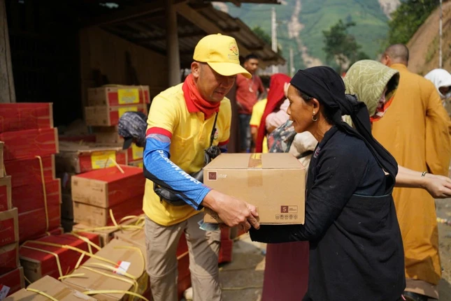 Đại diện chùa Tường Nguyên trao quà đến bà con tỉnh Lào Cai - Ảnh: T.N Đại diện chùa Tường Nguyên trao quà đến bà con tỉnh Lào Cai - Ảnh: T.N