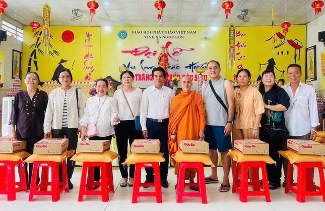 Tịnh xá trao 100 phần quà đến bà con khó khăn tại địa phương Tịnh xá trao 100 phần quà đến bà con khó khăn tại địa phương