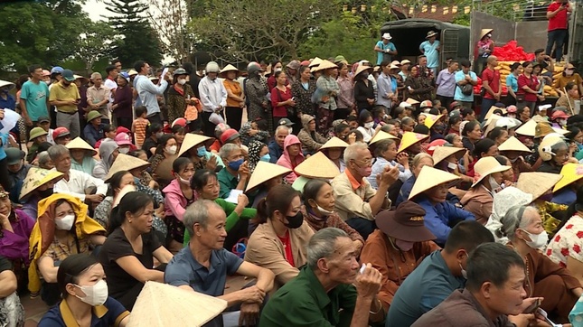 Bà con đến nhận quà tại xã Đan Thượng Bà con đến nhận quà tại xã Đan Thượng