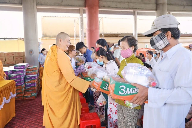 Ni sư Thích nữ Thành Liên trao quà đến bà con Ni sư Thích nữ Thành Liên trao quà đến bà con