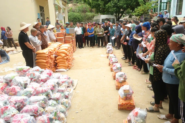 Đoàn trao quà đến bà con bị ảnh hưởng nặng nề do bão số 3