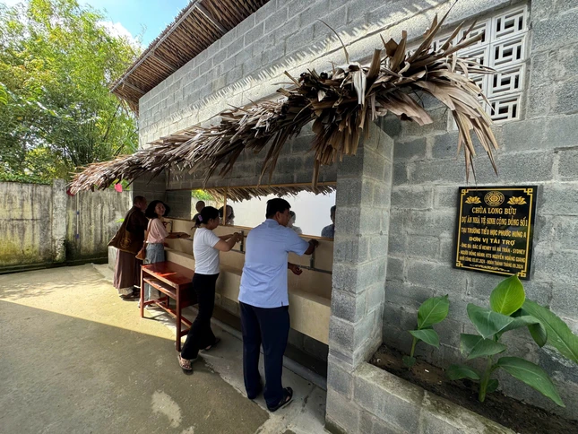 Nhà vệ sinh cộng đồng không chỉ góp phần bảo vệ môi trường mà còn nâng cao sức khỏe, đảm bảo vệ sinh, an toàn cho học sinh - Ảnh: L.B