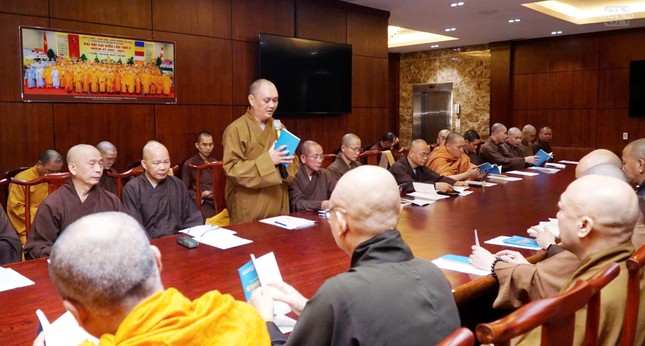 Thượng tọa Thích Thiện Chơn phổ biến một số nội dung tại buổi họp