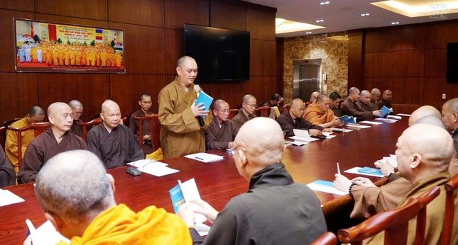 Thượng tọa Thích Thiện Chơn phổ biến một số nội dung tại buổi họp