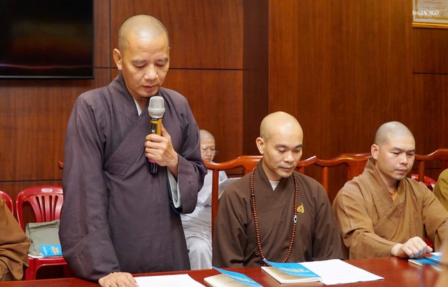 Thượng tọa Thích Minh Nhựt phổ biến thay mặt Ban Thư ký phổ biến nội dung hội thi