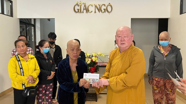 Hòa thượng Thích Duy Trấn trao tiền ủng hộ của bạn đọc Báo Giác Ngộ đến bệnh nhân nghèo
