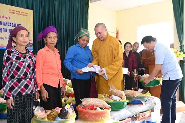 Thượng tọa Thích Tâm Đức trao quà đến bà con