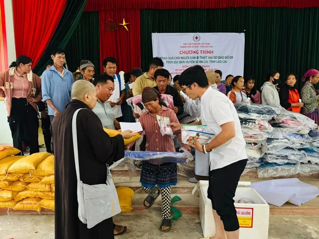 Ni sư Thích nữ Diệu Chánh thăm hỏi sức khỏe, cầu chúc bà con cùng gia đình sớm khắc phục những hậu quả của mưa lũ