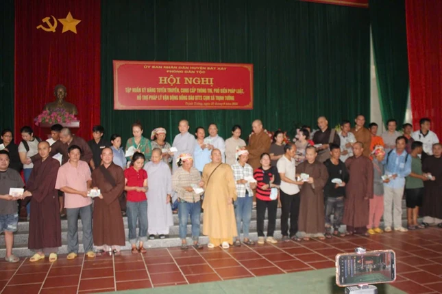 Ban Từ thiện xã hội GHPGVN tỉnh đến thăm và tặng quà đồng bào dân tộc bị thiệt hại sau cơn bão lũ tại xã Trịnh Tường, H.Bát Xát