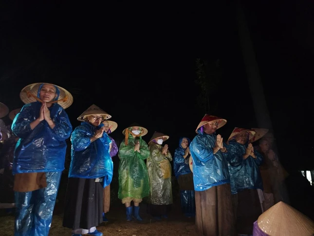 Ni sư Thích nữ Chúc Tường và đoàn đến thắp hương tại Làng Nủ