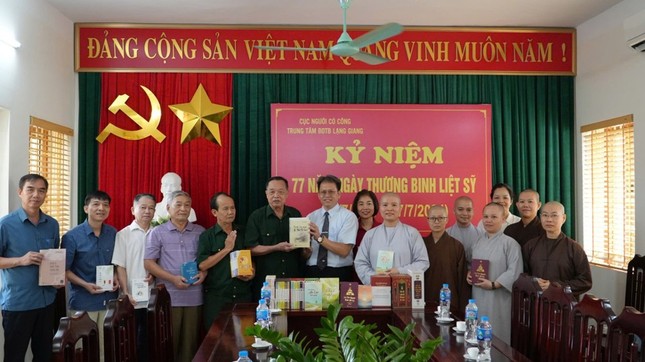 Đoàn trao tặng sách tại Trung tâm Điều dưỡng Thương binh Lạng Giang