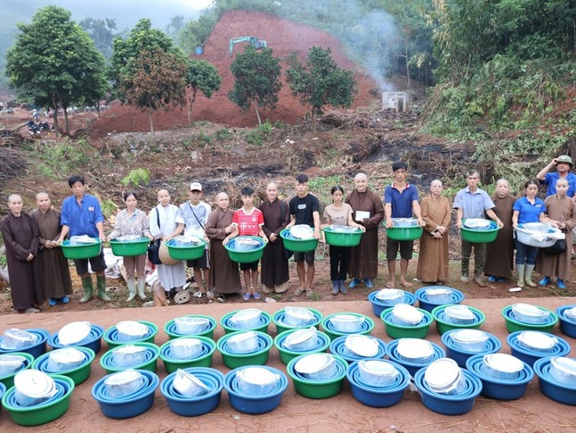 Đoàn trao quà đến bà con bị ảnh hưởng do bão số 3 tại tỉnh Lào Cai