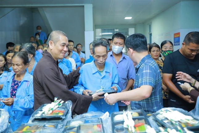 Ban Hoằng pháp Phật giáo tỉnh, chư Tăng, Phật tử Phật giáo H.Tiên Du đã đến Bệnh viện H.Tiên Du trao phần cơm đến bệnh nhân
