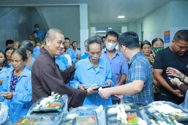 Ban Hoằng pháp Phật giáo tỉnh, chư Tăng, Phật tử Phật giáo H.Tiên Du đã đến Bệnh viện H.Tiên Du trao phần cơm đến bệnh nhân