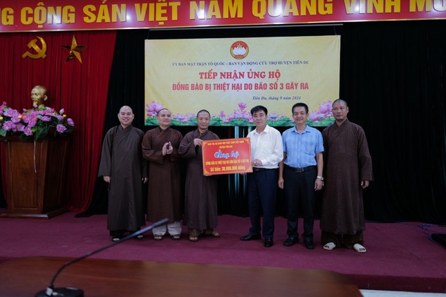 Đại đức Thích Nguyên Giác trao ủng hộ đến lãnh đạo Ủy ban MTTQVN H.Tiên Du