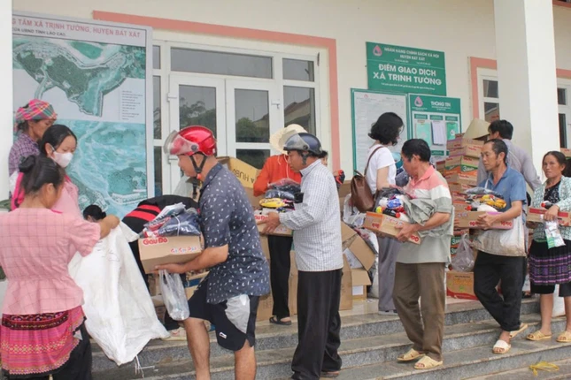 Đoàn trao quà đến những gia đình bị ảnh hưởng do bão lũ