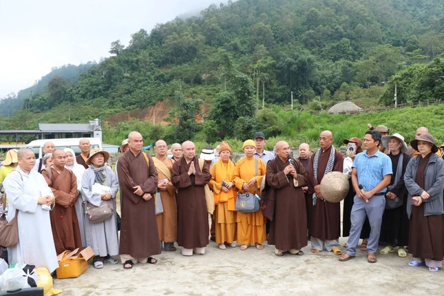 Đoàn Ban Trị sự GHPGVN tỉnh Đồng Tháp thăm hỏi bà con địa phương