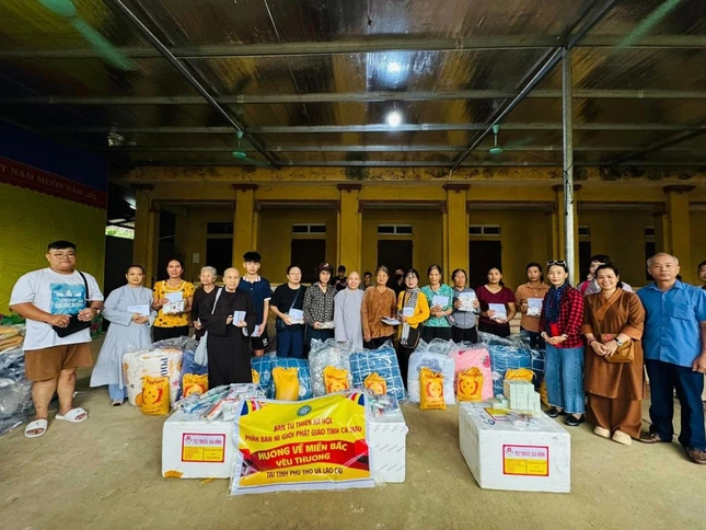 Đoàn Phật giáo tỉnh Cà Mau trao quà tại tỉnh Phú Thọ