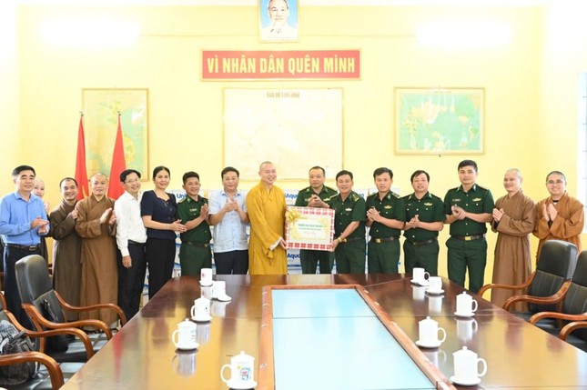 Đoàn tặng quà cho các cán bộ, chiến sĩ Đồn Biên phòng Cửa khẩu Phụ Khẹo, xã Bát Mọt