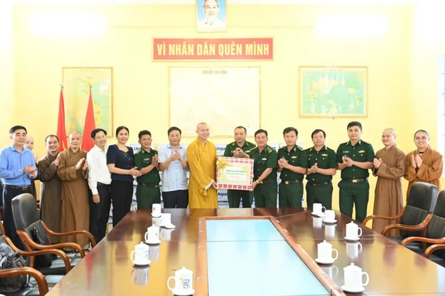 Đoàn tặng quà cho các cán bộ, chiến sĩ Đồn Biên phòng Cửa khẩu Phụ Khẹo, xã Bát Mọt