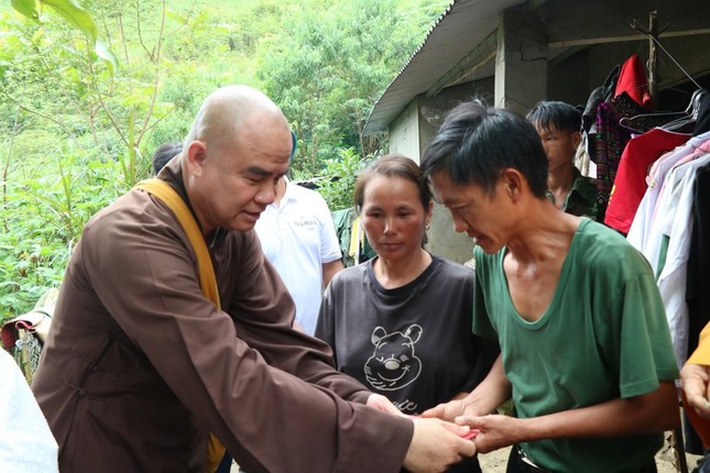 Thượng tọa Thích Tĩnh Triệt thăm hỏi, động viên và trao quà đến gia đình có người thân mất trong bão lũ
