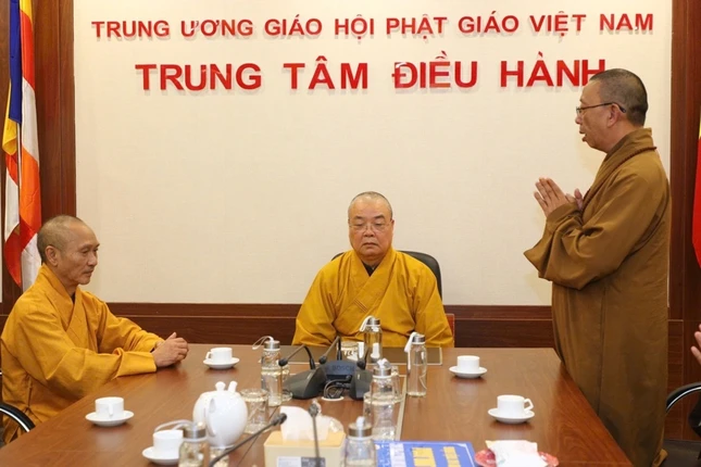 Thượng tọa Thích Quảng Tuấn chia sẻ với chư tôn đức lãnh đạo Giáo hội