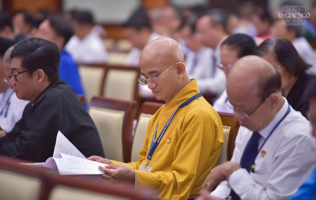 Đại biểu tham khảo các văn kiện tại Đại hội Đại biểu tham khảo các văn kiện tại Đại hội