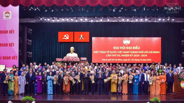 Toàn thể nhân sự Ủy ban MTTQVN TP.HCM khóa XII, nhiệm kỳ 2024-2029 ra mắt Đại hội