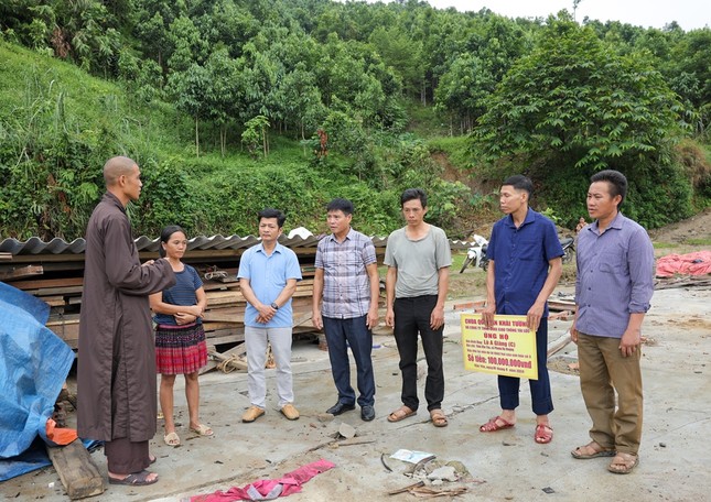 Đại diện chùa Quốc Ân Khải Tường trao quà hỗ trợ các gia đình bị sập nhà hoàn toàn trong bão lũ