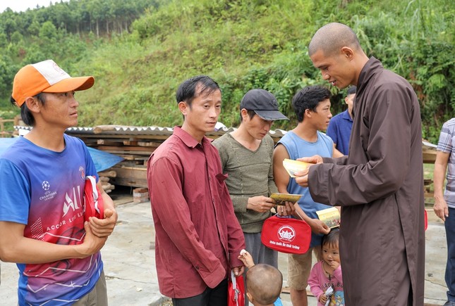 Đại diện chùa Quốc Ân Khải Tường trao quà đến những hộ bị ảnh hưởng nặng do bão số 3
