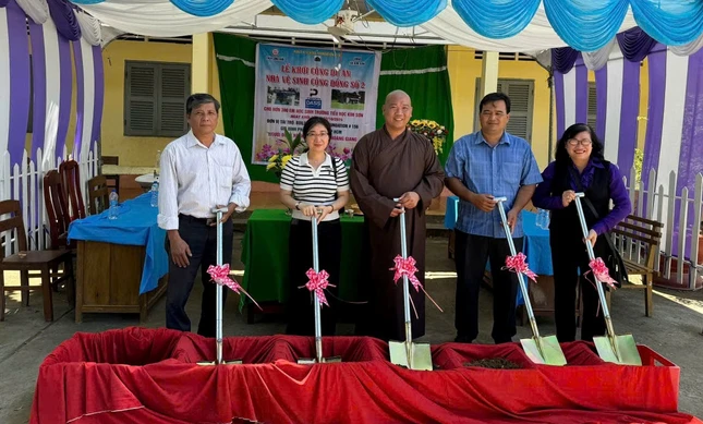 khởi công xây dựng công trình Nhà vệ sinh cộng đồng số 2 - Ảnh: L.B