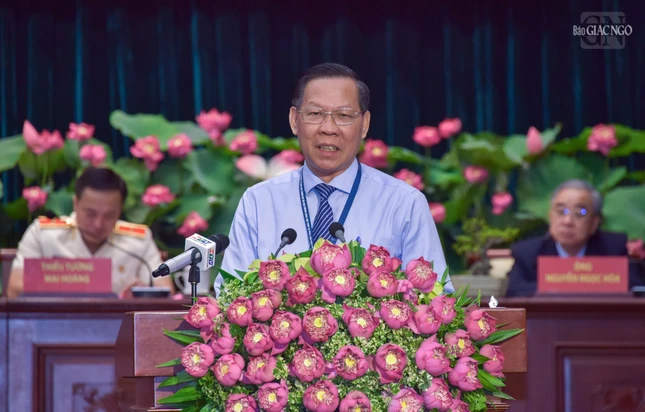 Chủ tịch Ủy ban Nhân dân TP.HCM trình bày về tình hình phát triển kinh tế xã hội của TP.HCM và trao đổi trực tiếp với đại biểu