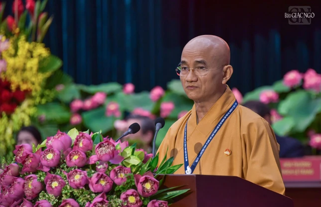 Thượng tọa Thích Thiện Quý trình bày tham luận tại Đại hội