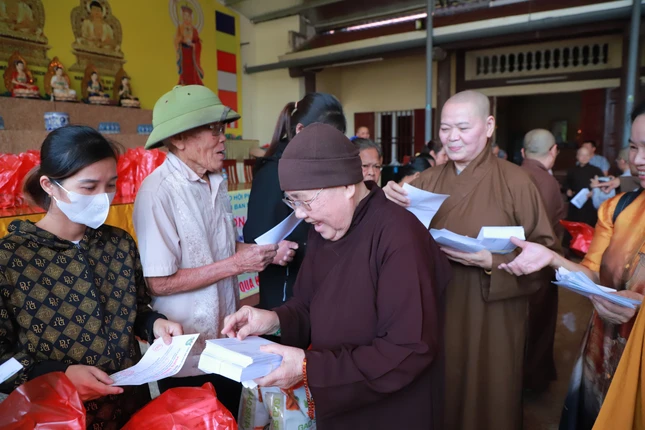 Ni trưởng trưởng đoàn trao quà đến bà con vùng bão lũ