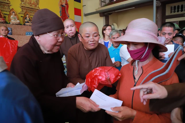 Ni trưởng Thích nữ Từ Nhẫn trao quà đến bà con P.Tân phú, TP.Phổ Yên bị ảnh hưởng nặng nề do bão số 3 vừa qua