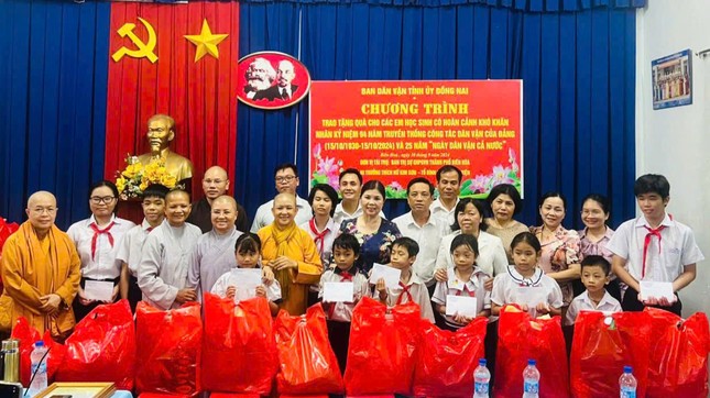 Ban Dân vận phối hợp với Phật giáo tặng 320 phần học bổng đến các học sinh có gia cảnh khó khăn tại 9 huyện, thành phố trong tỉnh