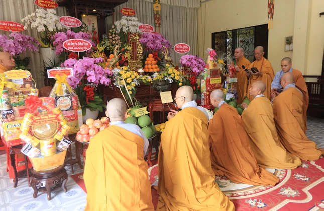 Chư Ni đảnh lễ, tưởng niệm cố Ni trưởng Thích nữ Như Ngộ