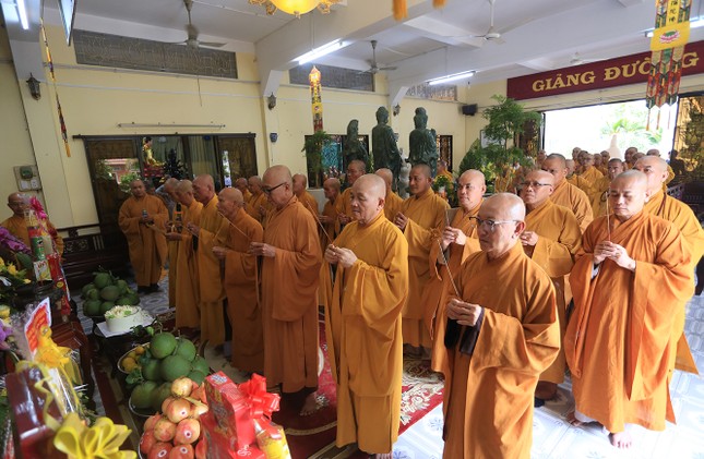 Chư tôn đức thắp hương tưởng niệm