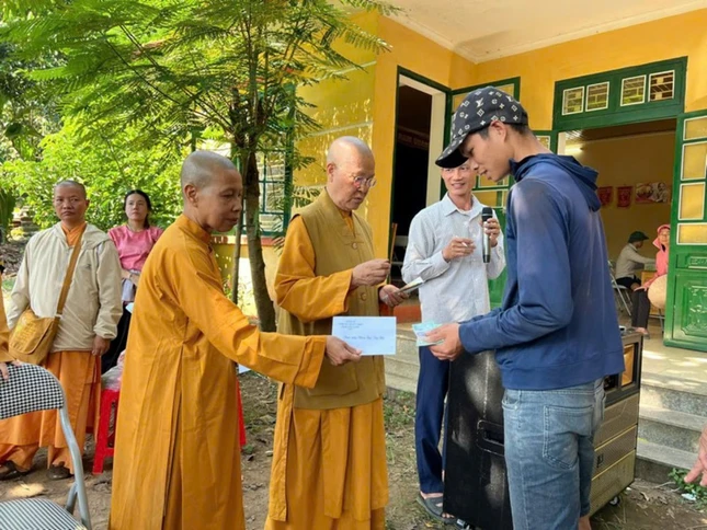 Đoàn trao quà đến người dân bị ảnh hưởng bão lũ các xã thuộc H.Văn Chấn Đoàn trao quà đến người dân bị ảnh hưởng bão lũ các xã thuộc H.Văn Chấn