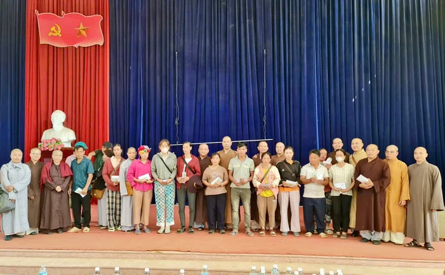 Đoàn trực tiếp đến thăm, trao các gia đình bị ảnh hưởng bởi bão lũ Đoàn trực tiếp đến thăm, trao các gia đình bị ảnh hưởng bởi bão lũ