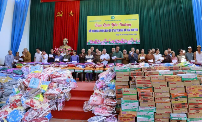 Đoàn trao quà đến những gia đình tại tỉnh Thái Nguyên bị ảnh hưởng bão số 3 Đoàn trao quà đến những gia đình tại tỉnh Thái Nguyên bị ảnh hưởng bão số 3