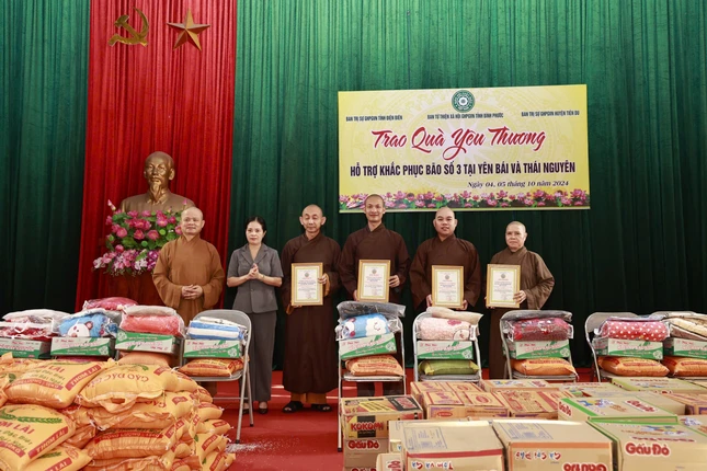 Chư tôn đức trong đoàn nhân thư tri ân của chính quyền địa phương Chư tôn đức trong đoàn nhân thư tri ân của chính quyền địa phương