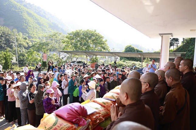 Bà con khó khăn vùng bão lũ được sự chia sẻ của đoàn Phật giáo tỉnh Bình Phước