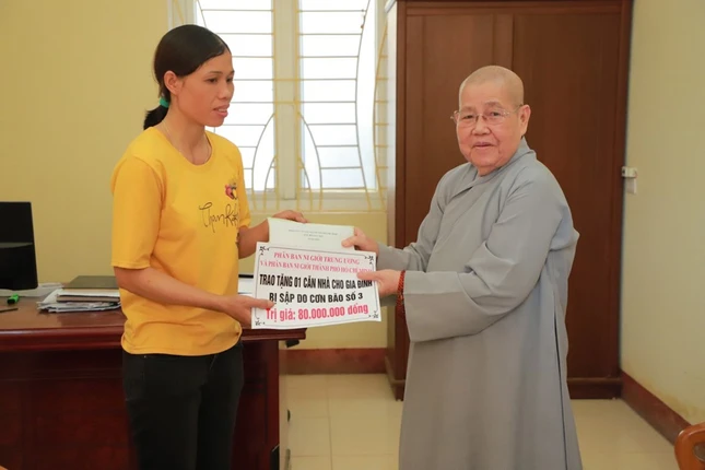 Ni trưởng Thích nữ Từ Nhẫn trao hỗ trợ xây nhà tình thương đến những gia đình bị sạt lở mất nhà