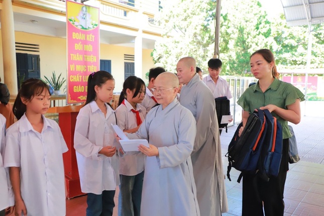 Ni trưởng Thích nữ Như Thảo trao quà cho học sinh